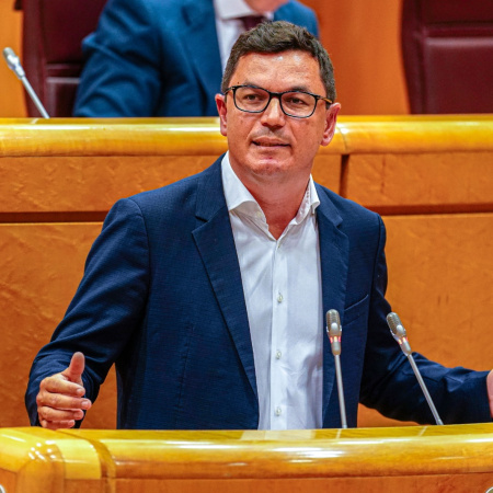 Pablo Rodríguez insiste en el Senado en el uso del superávit de las administraciones canarias para vivienda