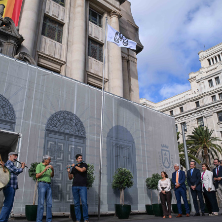 El Cabildo de Tenerife iza, por primera vez, la bandera de la Virgen de los Reyes, como muestra de hermandad con El Hierro