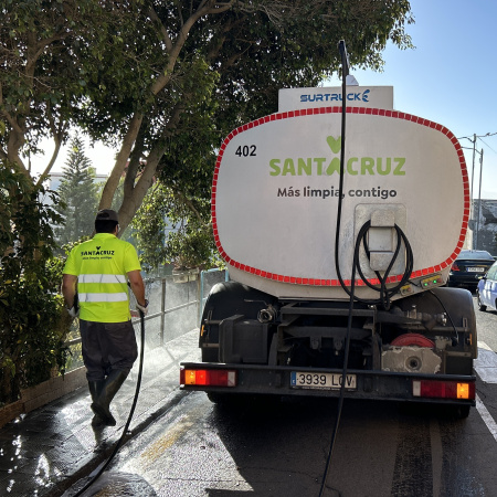 Santa Cruz comienza el mes de julio con zafarranchos de limpieza en Barranco Grande