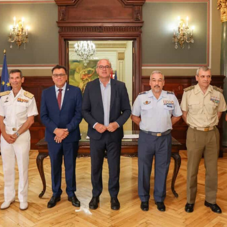 El Ejército y el Gobierno de Canarias firman un protocolo de actuación en caso de incendios forestales en espacios de uso de las Fuerzas Armadas