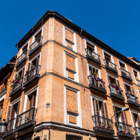Vivienda acuerda con Airbnb la retirada de los anuncios de pisos turísticos sin código de registro