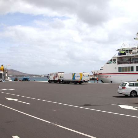 Yaiza pide a Puertos Canarios mejoras en la señalética del muelle de Playa Blanca