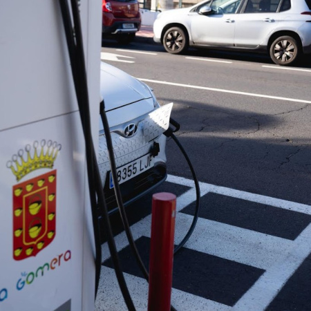 El Cabildo de La Gomera aprueba el proyecto para instalar una pérgola fotovoltaica para vehículos eléctricos en el Centro Sociosanitario