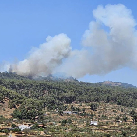 Dos conatos de incendio se declaran de forma simultánea en El Hierro, donde se suman más medios a la extinción