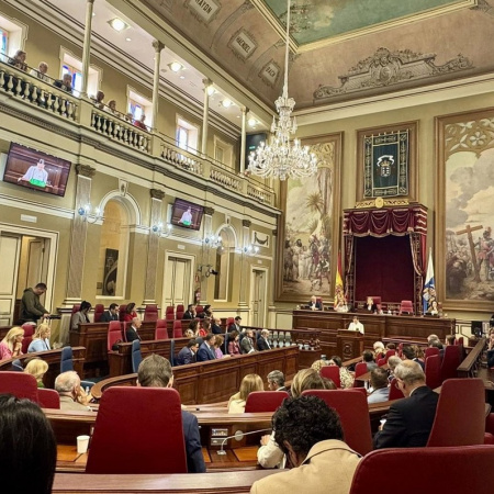 Luz verde a la tramitación para declarar el salón de plenos del Parlamento canario como monumento a la memoria histórica