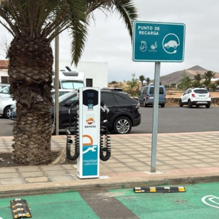 El Cabildo de Fuerteventura pone en marcha los primeros cinco puntos de recarga pública para vehículos eléctricos, dentro del proyecto de instalación de 15 cargadores de 22 kW