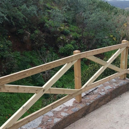 El Ayuntamiento instala más de 70 metros de vallas de madera en caminos de los Altos de Gáldar para mejorar la seguridad