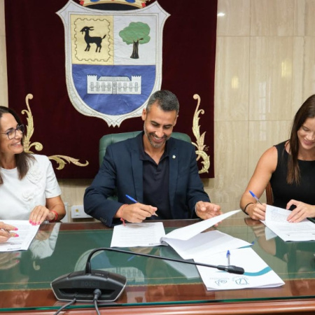 Cabildo de Fuerteventura y Ayuntamiento de La Oliva impulsan el sector comercial del municipio a través de un convenio