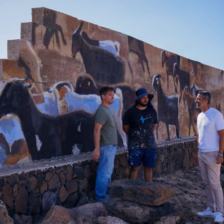 La Oliva embellece lugares abandonados con murales de un artista local