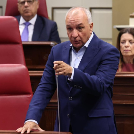 Luis Campos acusa al presidente Clavijo de blanquear a Vox pese a llamar a Abascal “fascista y xenófobo”