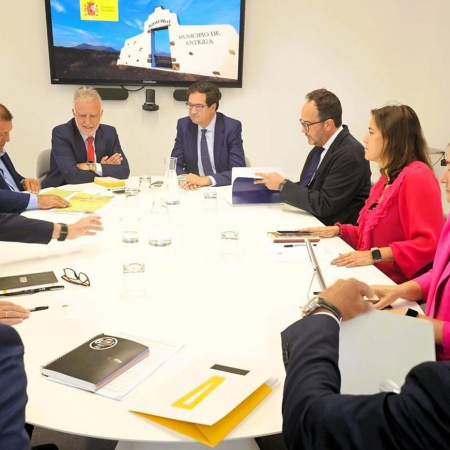 Los ministros Torres y López median para reubicar una torre de telecomunicaciones en Antigua
