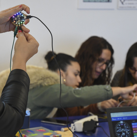 Crece el número de mujeres en másteres científicos y en grados de ingeniería en Canarias