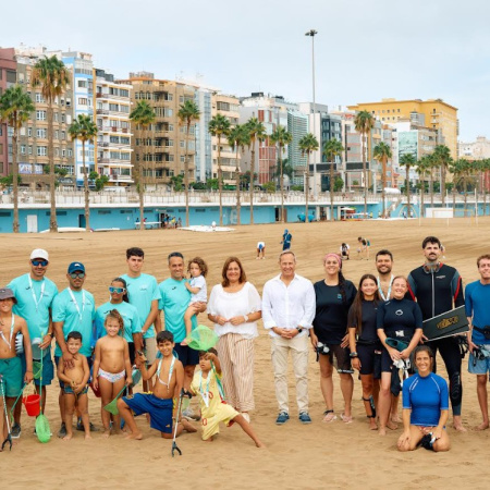 La Autoridad Portuaria de Las Palmas lidera la limpieza de la Playa de Las Alcaravaneras