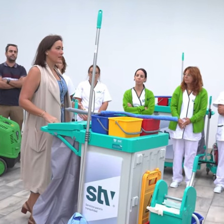Yaiza pone en marcha el nuevo servicio de limpieza de instalaciones municipales