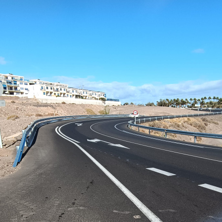 El Cabildo prosigue la instalación de vallas de protección especiales a petición del colectivo de motoristas de Fuerteventura
