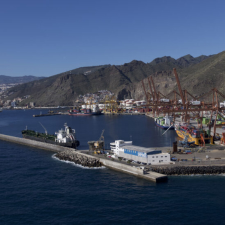 El puerto de Tenerife asegura el abastecimiento de cereales para el sector ganadero