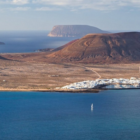 Todos los grupos del Parlamento canario, salvo Vox, proponen modificar el himno de Canarias para incluir a La Graciosa