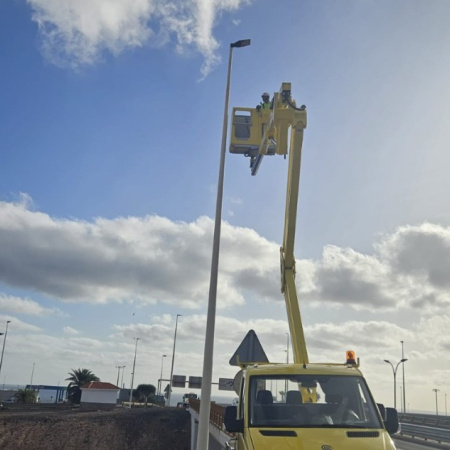 El Cabildo de Fuerteventura cambia las luminarias de vapor de sodio del aeropuerto y avanza en la sustitución a LED en toda la isla
