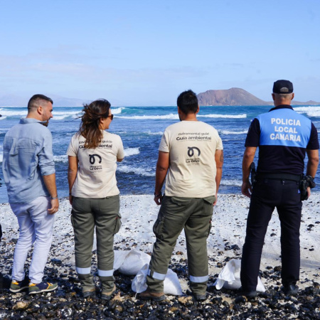 Medio Ambiente y Policía Local de La Oliva recuperan rodolitos de diferentes propiedades del municipio y los devuelven al litoral