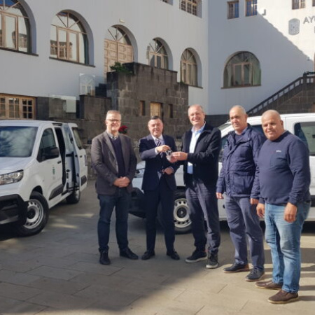 Dos nuevos vehículos eléctricos se incorporan al parque móvil municipal de Teror