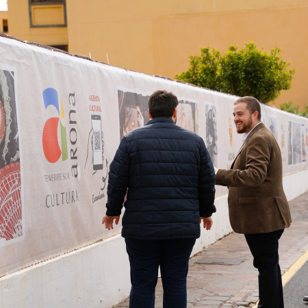 Arona pone en valor el patrimonio histórico con una lona de fotografías antiguas en el casco histórico