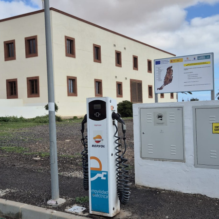 El Cabildo de Fuerteventura amplía la red insular de recarga de vehículos eléctricos con cuatro nuevos puntos y alcanza los 16 activos