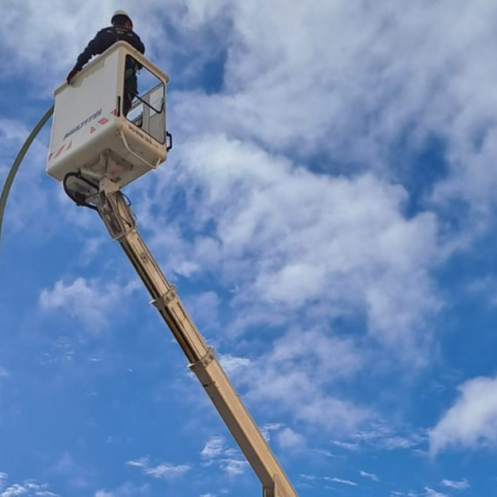El Ayuntamiento de Las Palmas de Gran Canaria refuerza el mantenimiento del alumbrado público con la incorporación de un nuevo vehículo con plataforma aérea