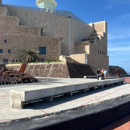 El Ayuntamiento de Las Palmas de Gran Canaria renueva los bancos en la trasera del Auditorio Alfredo Kraus para mejorar el confort y la durabilidad del espacio público