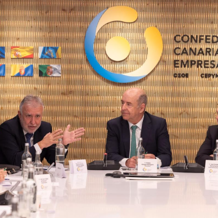 Torres traslada a la patronal la defensa del nuevo modelo de financiación y del decreto socialista para Canarias