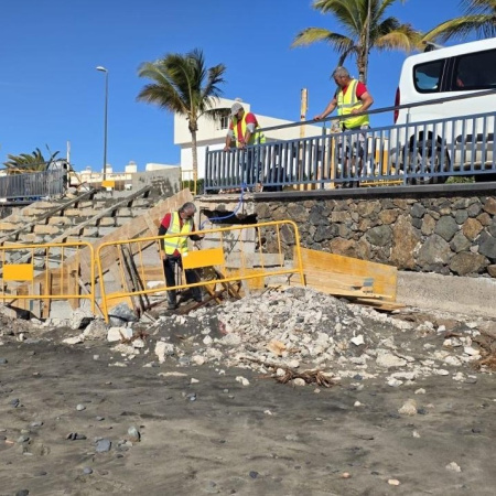 Tarajalejo recupera la accesibilidad a su playa y mejora la seguridad en el paseo