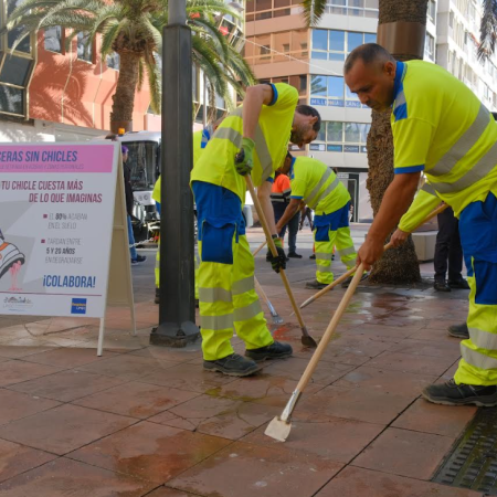 El Ayuntamiento de Las Palmas de Gran Canaria vuelve a poner en marcha la campaña ‘Aceras sin chicles’ para mejorar la limpieza de aceras y zonas peatonales