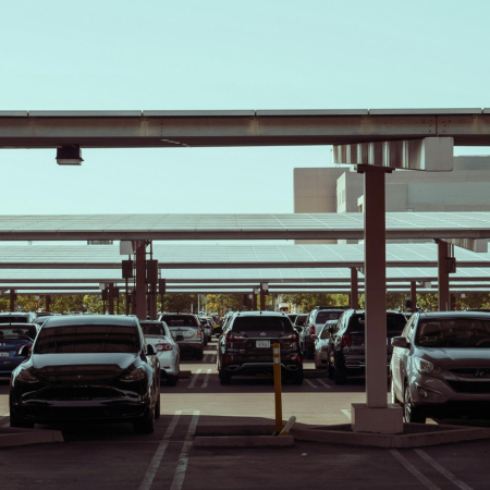 El Parlamento pide bonificar a los residentes en los aparcamientos de los aeropuertos con la abstención de Vox