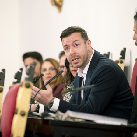 Unidas se puede La Laguna propone analizar si las paradas de guagua protegen realmente del sol, la lluvia y el viento