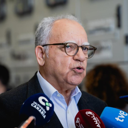 Curbelo plantea monitorear el impacto del conflicto en Oriente Medio y revisar la bonificación al combustible en las islas no capitalinas