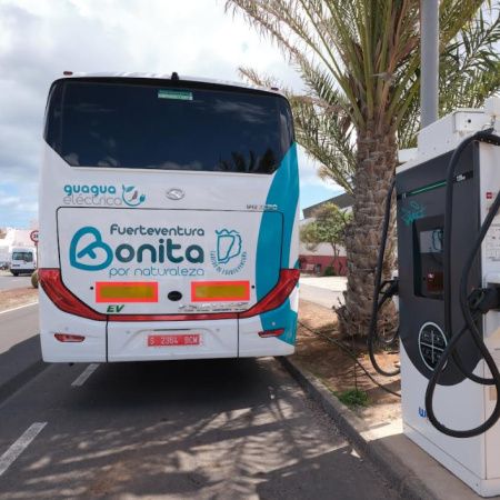El Cabildo de Fuerteventura adquiere las primeras guaguas 100% eléctricas que operarán en el servicio de transporte público insular
