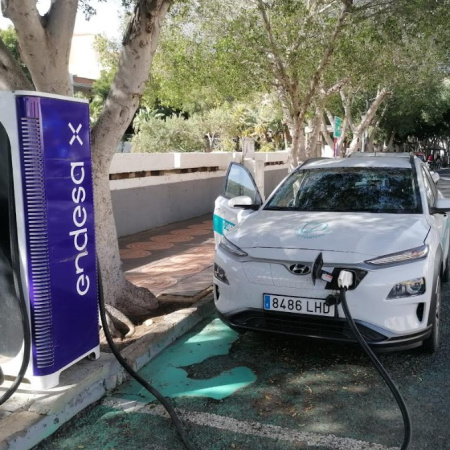 El Cabildo de Fuerteventura pone en servicio un nuevo punto de recarga de vehículos eléctricos en Pájara