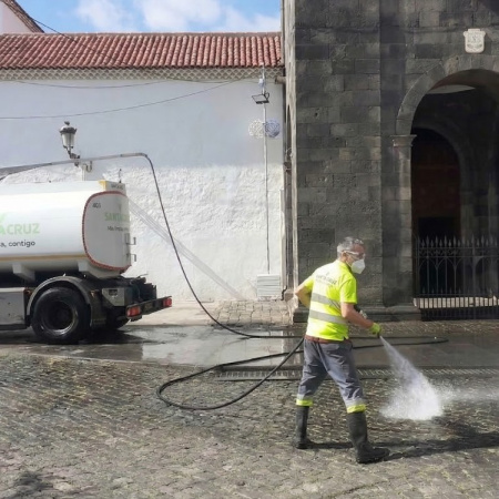 Santa Cruz refuerza el servicio de limpieza y recogida de residuos durante Semana Santa
