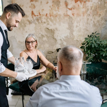 Canarias cerró marzo con 10.929 desempleados menos que hace un año y un repunte en la contratación