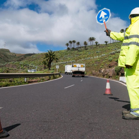 El Cabildo de La Gomera aprueba una inversión de 16 millones de euros para licitar el servicio de mantenimiento de carreteras hasta 2029