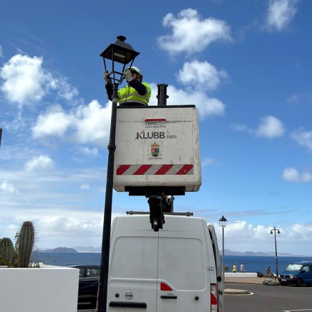 Yaiza renueva luminarias en el plan parcial San Marcial del Rubicón