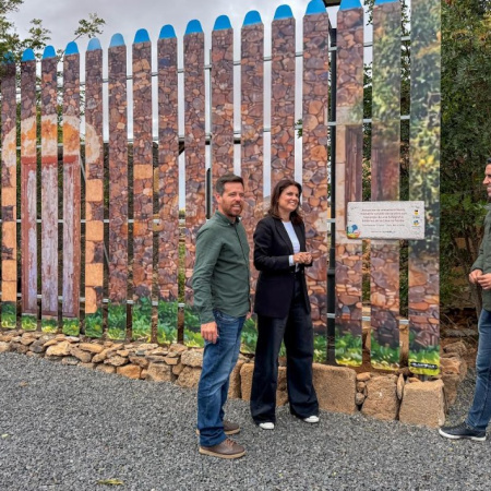 Turismo La Oliva embellece la entrada de la localidad con la renovación integral del vallado de la Casa de la Fonda