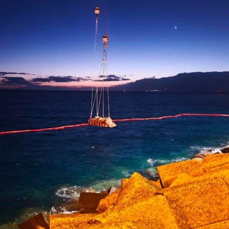 El Puerto de los Cristianos avanza en el refuerzo de su dique exterior con el inicio de la colocación de bloques