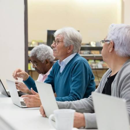 Arucas fomenta el envejecimiento activo con dispositivos digitales