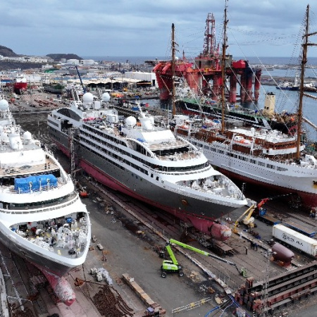 Astican repara simultáneamente cinco cruceros de lujo en seco en el Puerto de Las Palmas