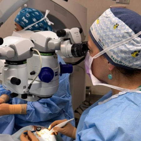 El Hospital Insular de Gran Canaria incorpora una técnica pionera con un implante triple para tratar el glaucoma