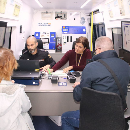 Yaiza y la Policía Nacional acercan la tramitación del DNI y pasaporte a vecinas y vecinos del municipio