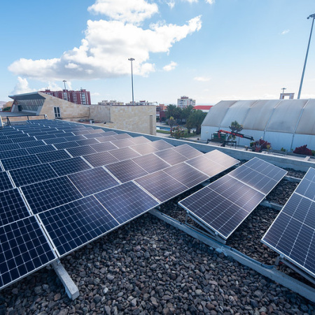 El Cabildo de Gran Canaria impulsa la instalación de 2,5 MW de energía renovable y la adquisición de 94 vehículos de movilidad sostenible en 2025