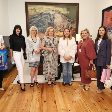 Mujeres de la comunidad ucraniana en Canarias visitan el Parlamento y reflejan su situación actual en las islas