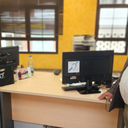 Antigua instala dispositivos auditivos mejorando la accesibilidad de la administración