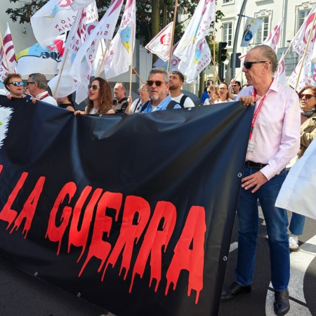 Más de 3.000 personas marchan en Canarias contra la guerra en Irán y piden acceso a la vivienda y mejoras salariales